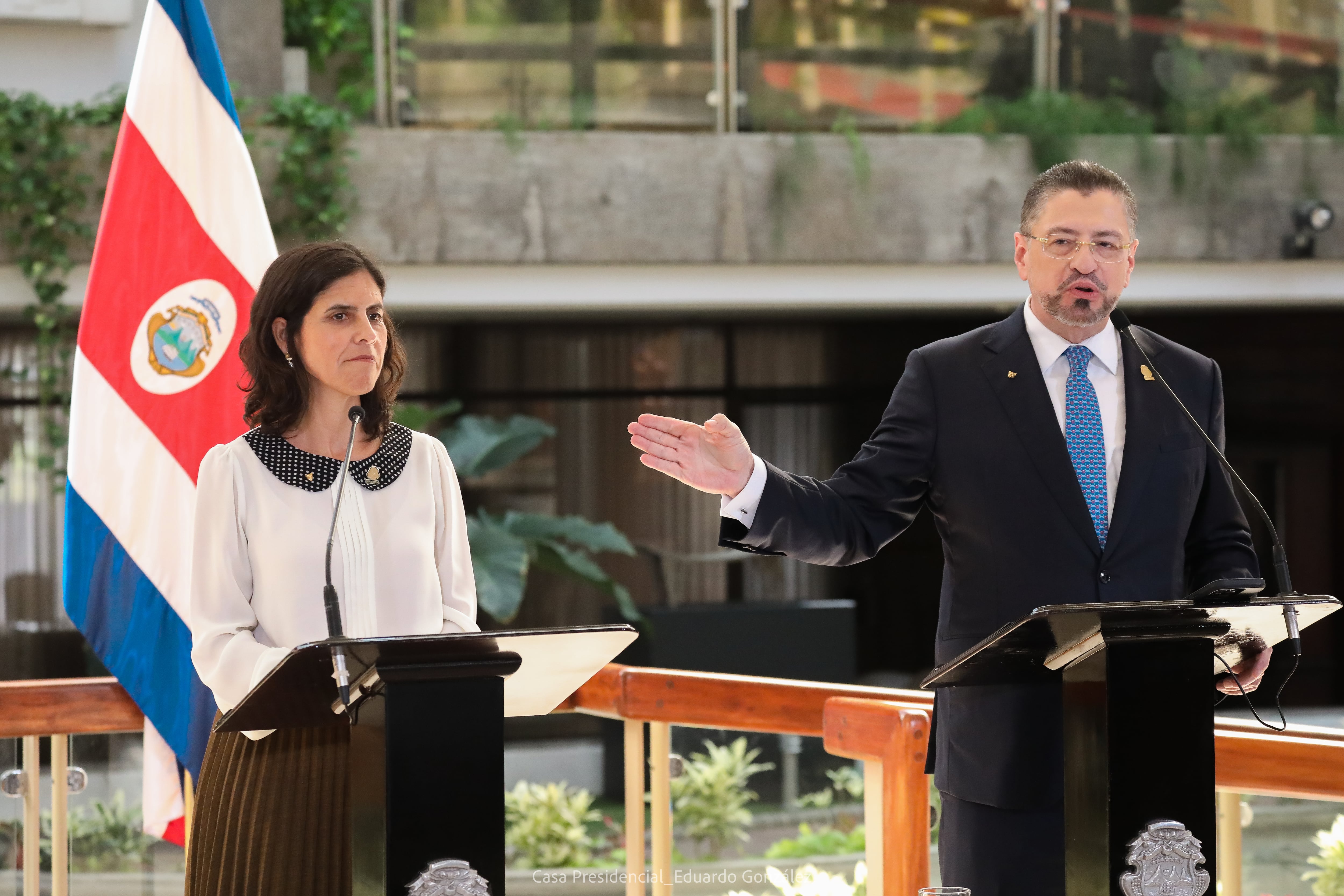 Imágenes de la conferencia de prensa del gobierno de Rodrigo Chaves del 2 de abril del 2025.