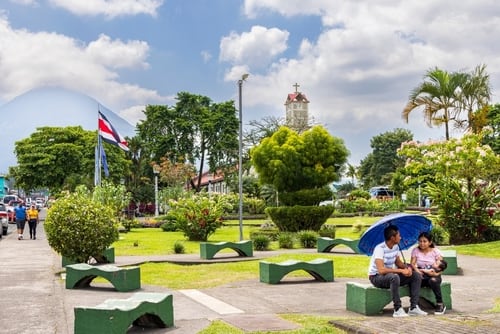 Familia disfrutando del parque de La Fortuna de San Carlos, Costa Rica.
