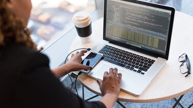 Las pymes de Costa Rica ven más oportunidades que desafíos con la inteligencia artificial: 7 de cada 10 empresas ya la adoptaron o están por hacerlo