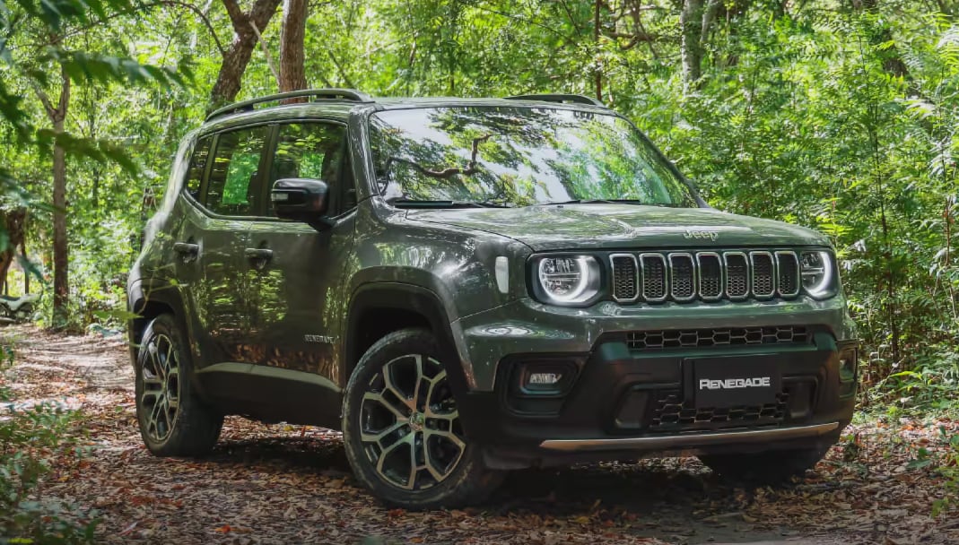 El Jeep Renegade 2026 actualiza sistemas de apoyo al conductor, como reconocimiento de señales de límite de velocidad.
