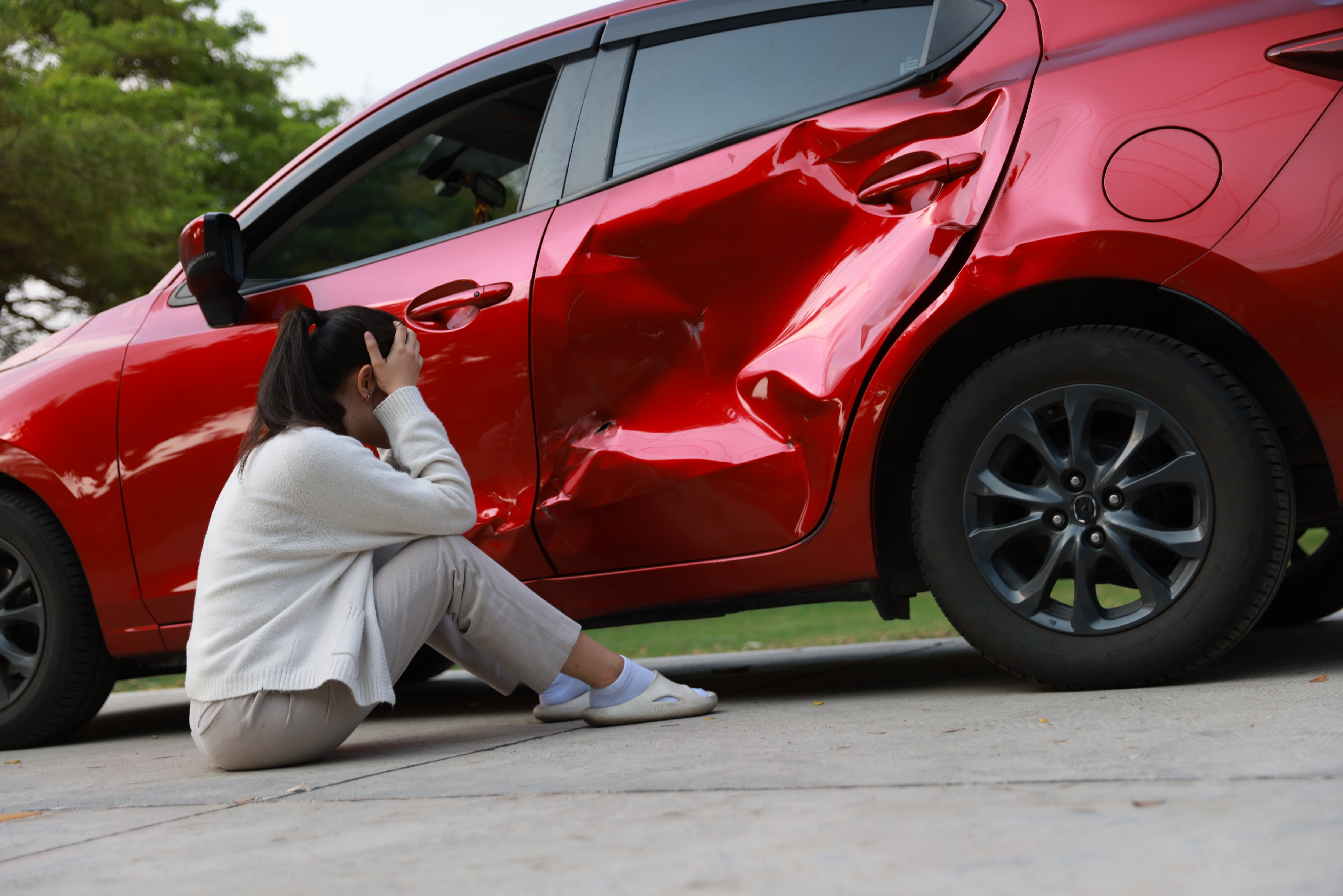 Mujer atribulada por choque de vehículo