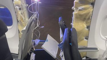 Parte del fuselaje de este avión de Alaska Airlines se desprendió en pleno vuelo; los investigadores descubrieron por qué