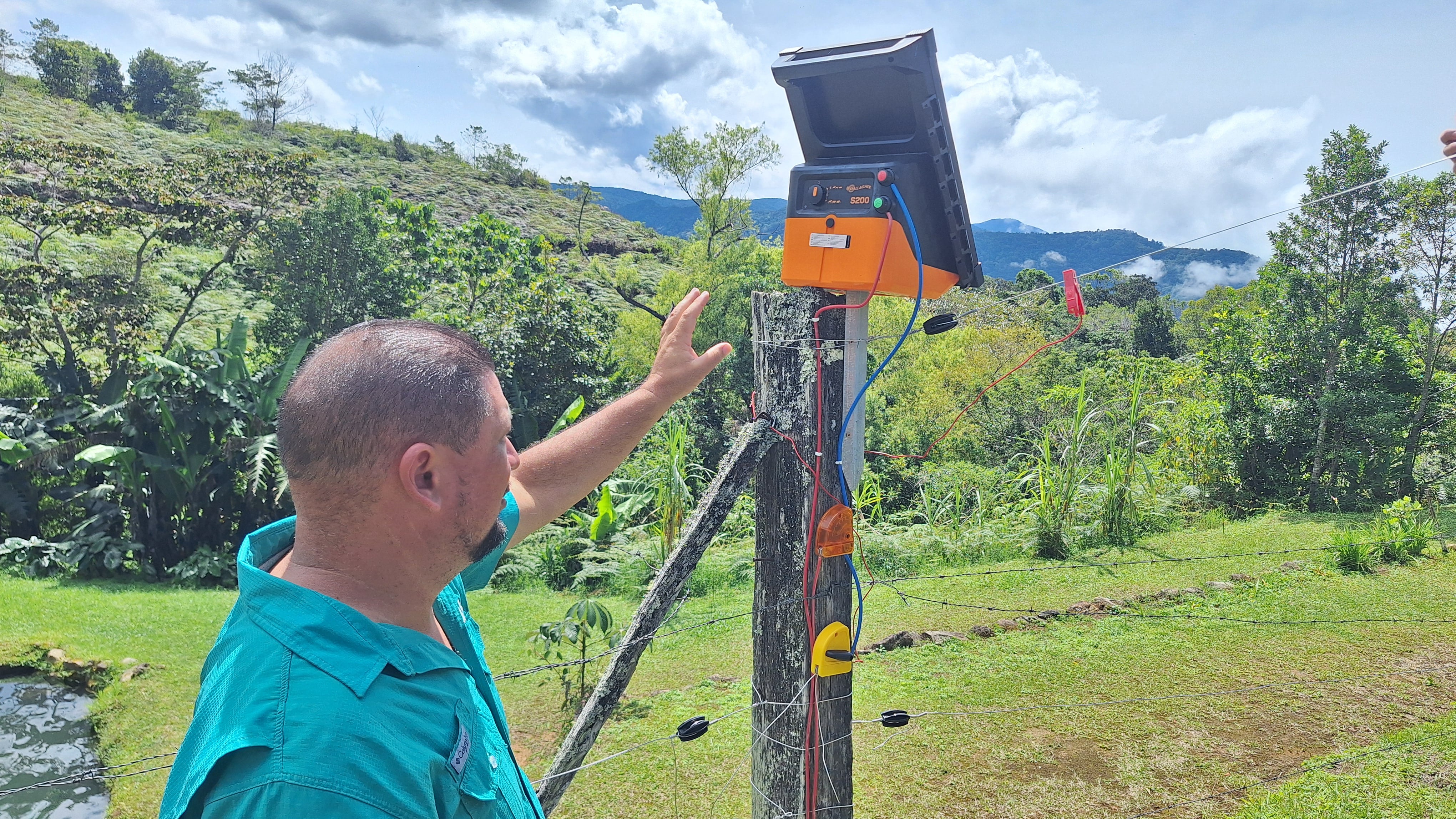 Sistema de generación eléctrica y apagado/encendido de las cercas eléctrica colocadas por donación de Grupo Aje para productores de Tres Colinas.
