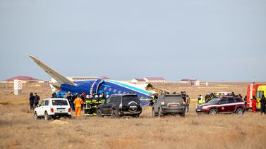 (Videos) Avión comercial cae y deja 38 muertos en Navidad en Kazajistán