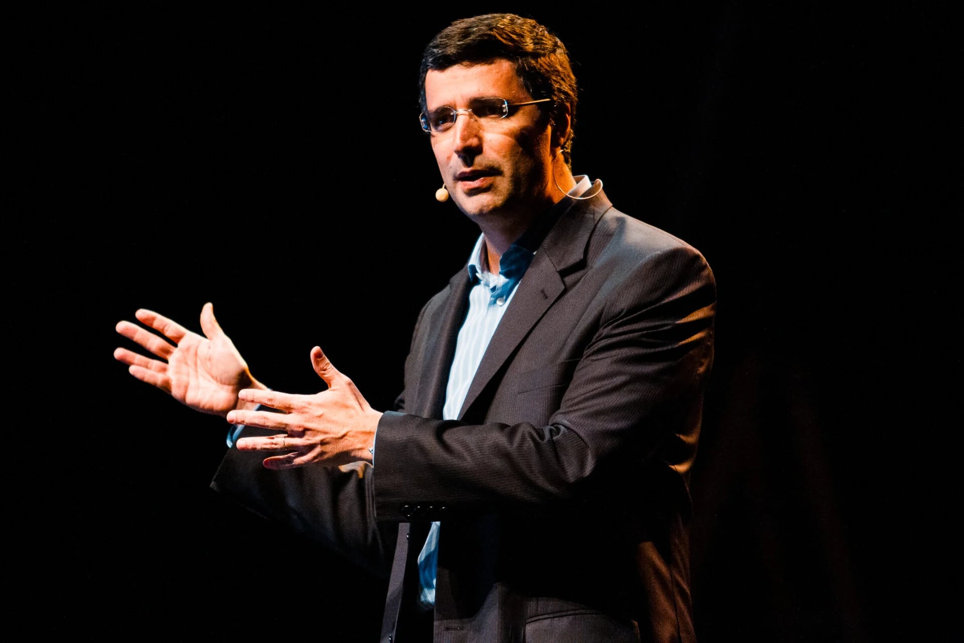 BTG Pactual se mantiene como un actor dominante en la intermediación de capitales y la banca de inversión institucional. El principal desafío en 2025 proviene de la disrupción de las fintech, que están capturando la base de clientes minoristas. Esteves y BTG Pactual se posicionan para capitalizar las turbulencias económicas regionales, utilizando su robusta plataforma para operaciones de Fusiones y Adquisiciones (M&A) y gestión de patrimonios de alto nivel, una estrategia que contrasta con la cautela adoptada por 3G Capital.