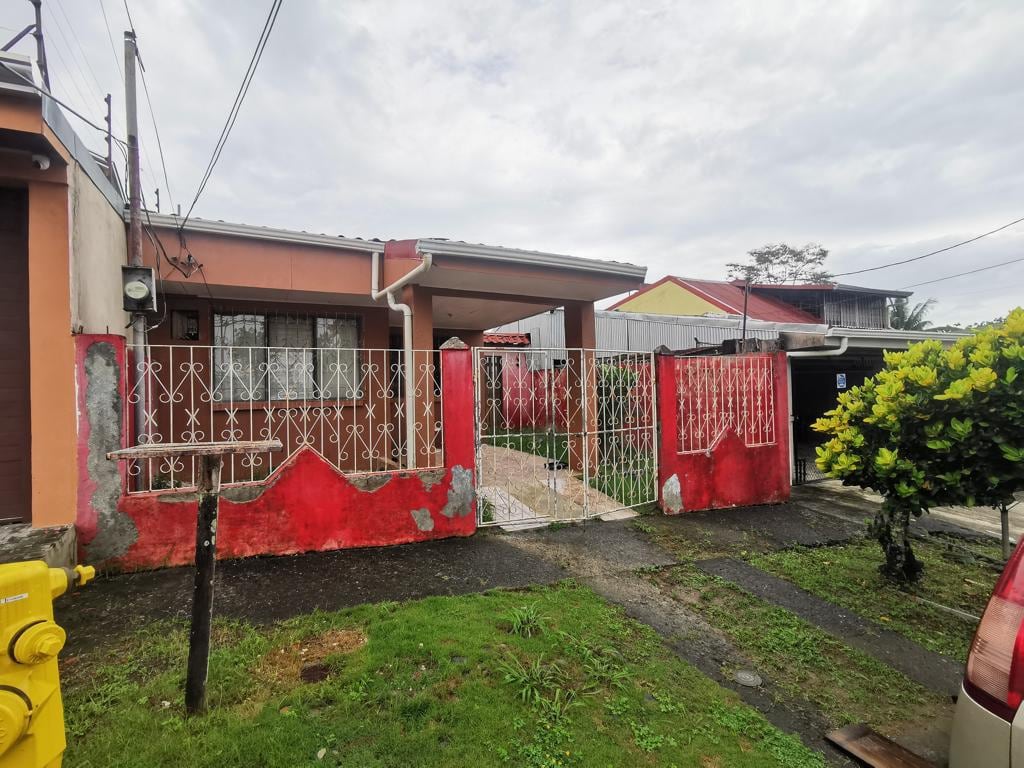 El terreno mide 182,90 m² y la construcción alcanza los 152,11 m². La ficha registra un frente de ocho metros y un fondo de 21,16 metros.