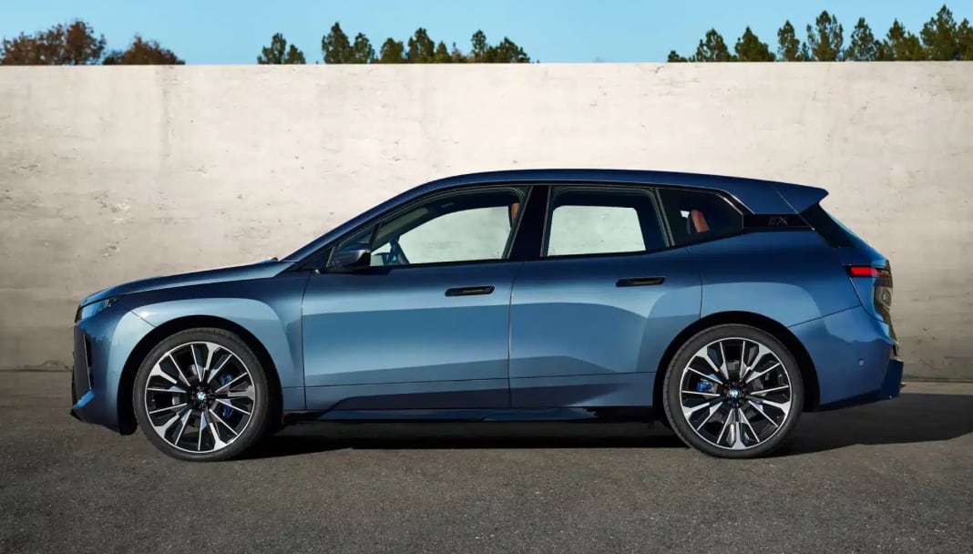 El BMW iX, distribuido por Red Motors, es un SUV por completo eléctrico .