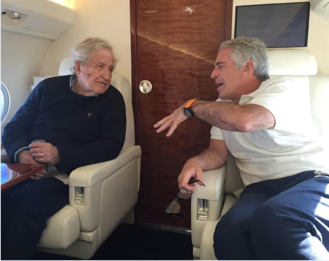 El filósofo Noam Chomsky aparece junto a Jeffrey Epstein en esta fotografía sin fecha publicada por los demócratas del Comité de Supervisión de la Cámara de Representantes el jueves 18 de diciembre.