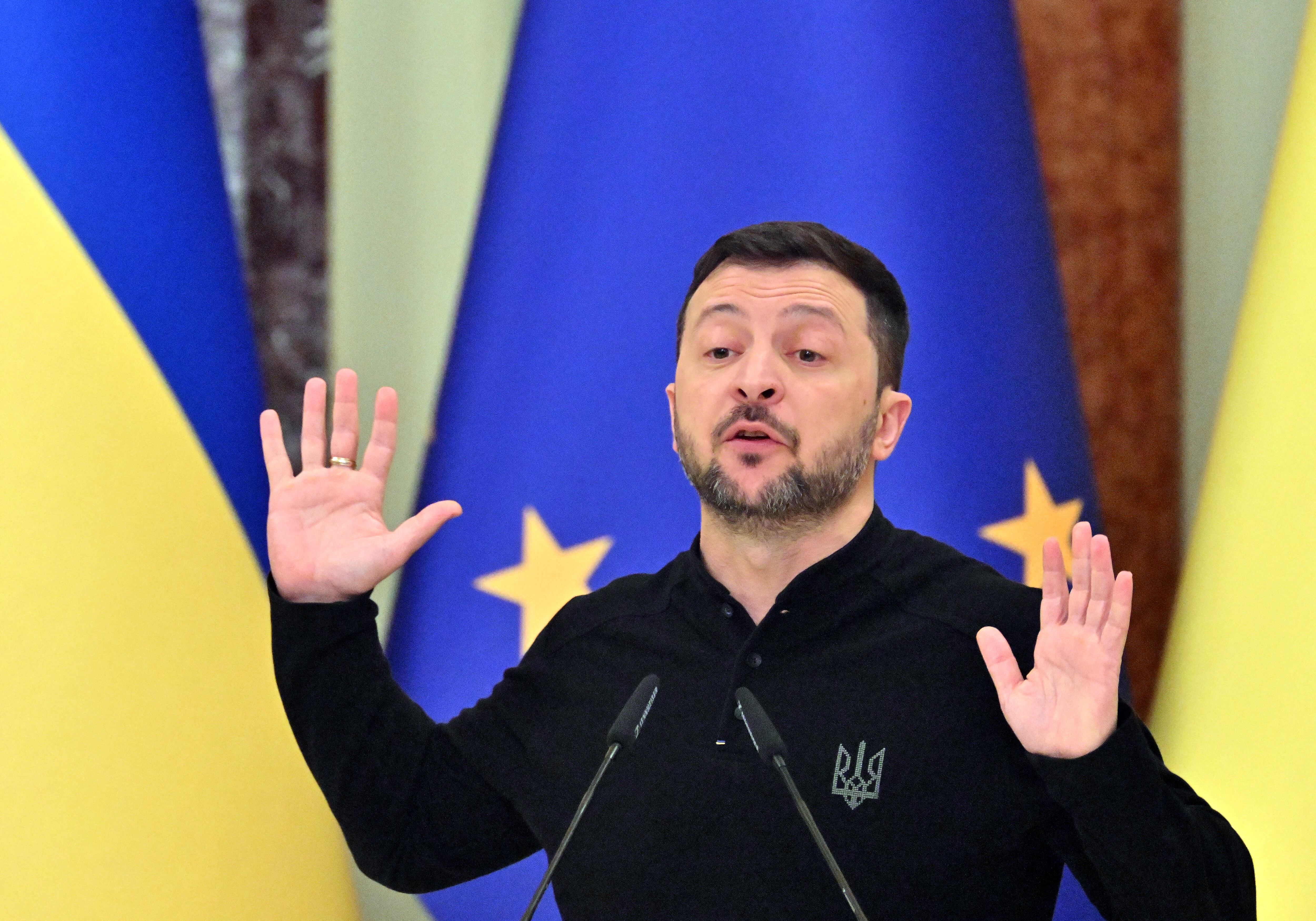 Volodimir Zelensky en una conferencia de prensa junto a Antonio Costa, con banderas de Ucrania y la Unión Europea al fondo, 1°. de diciembre de 2024.