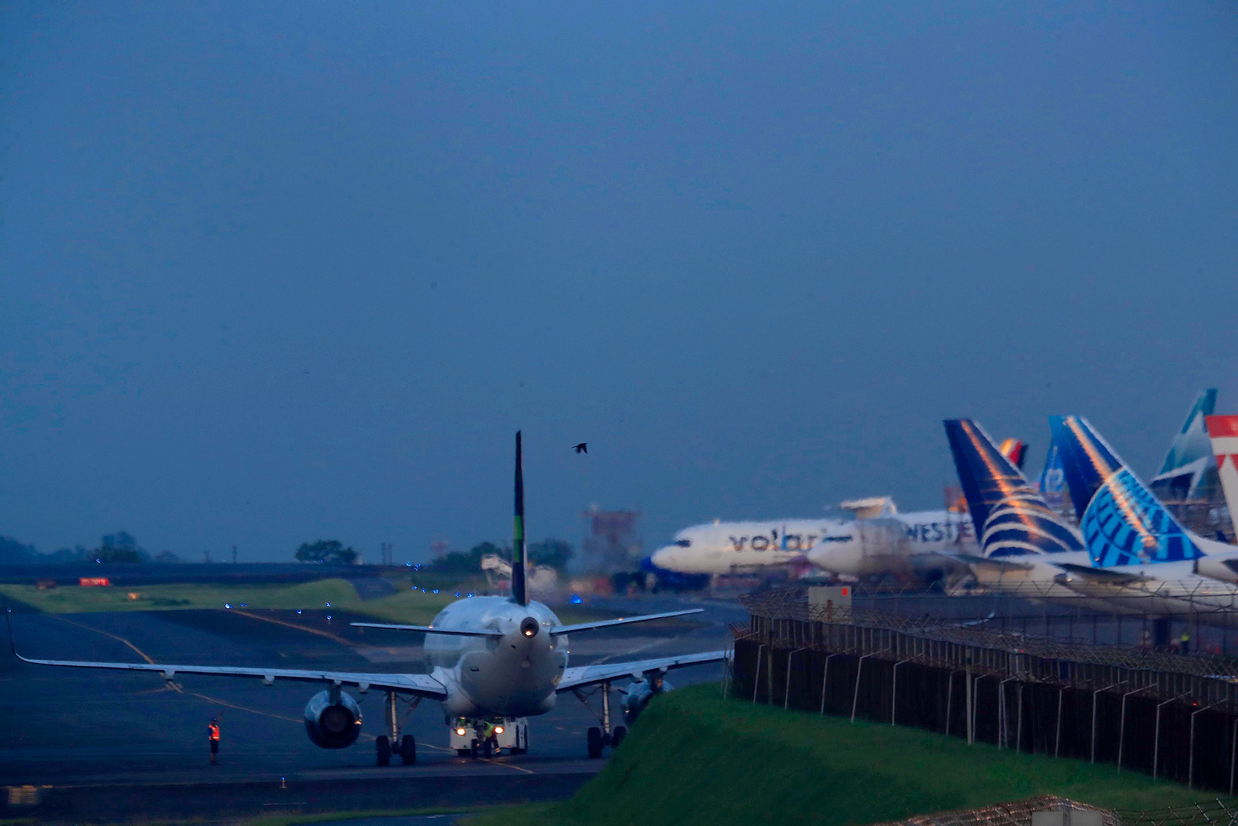 04/07/2023 Aeropuerto Juan Santamaría. Despegue y llegada de aviones, pista y torre de control. Para temas ralacionados con tráfico aéreo, aviones, torre de control, controladores aéreos, líneas aéreas, etc.