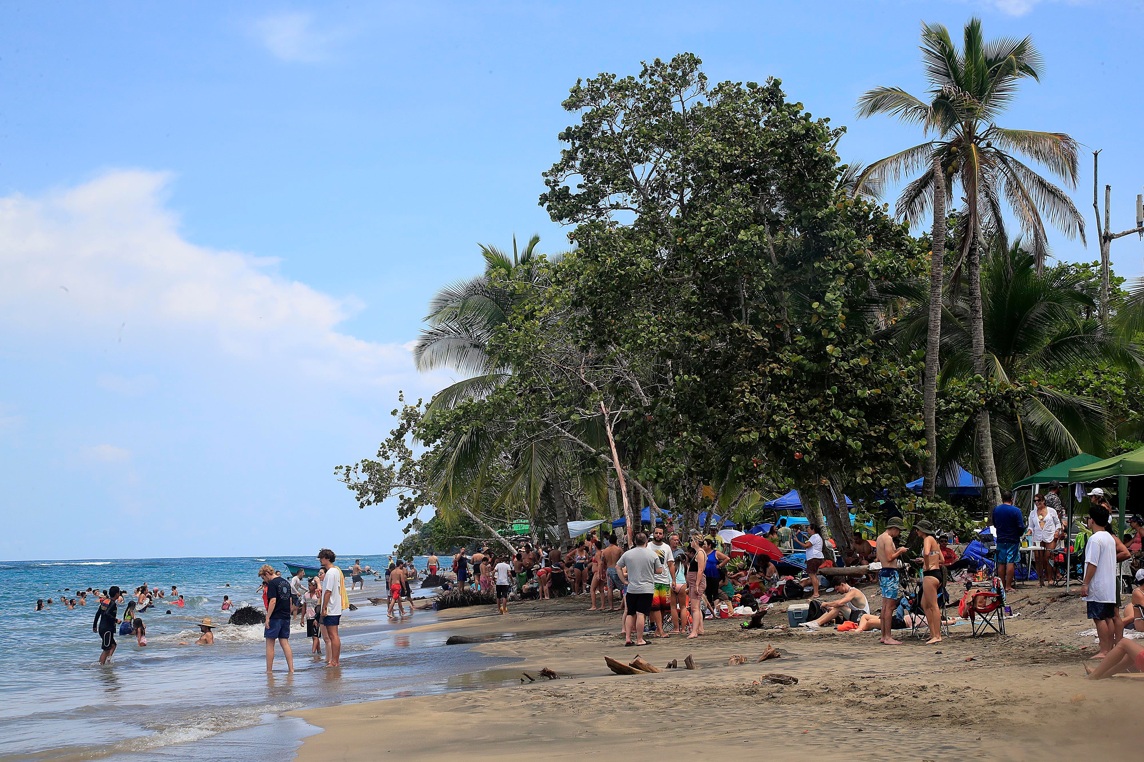 14/10/2023      Limón. Desde muy tempranas horas del día se vivió este sábado, en el atlántico de nuestro país, un gran ambiente en relación con el esperado eclipse anular de sol. Cientos de costarricenses se trasladaron a las playas del caribe sur para contemplar el anunciado acontecimiento astronómico del año, desde la parcialidad esperada para entre alrededor de las 10:15 a.m. y 1:50 p.m., pero sobre todo el punto de mayor esplendor apenas unos minutos después del mediodía. Foto: Rafael Pacheco Granados