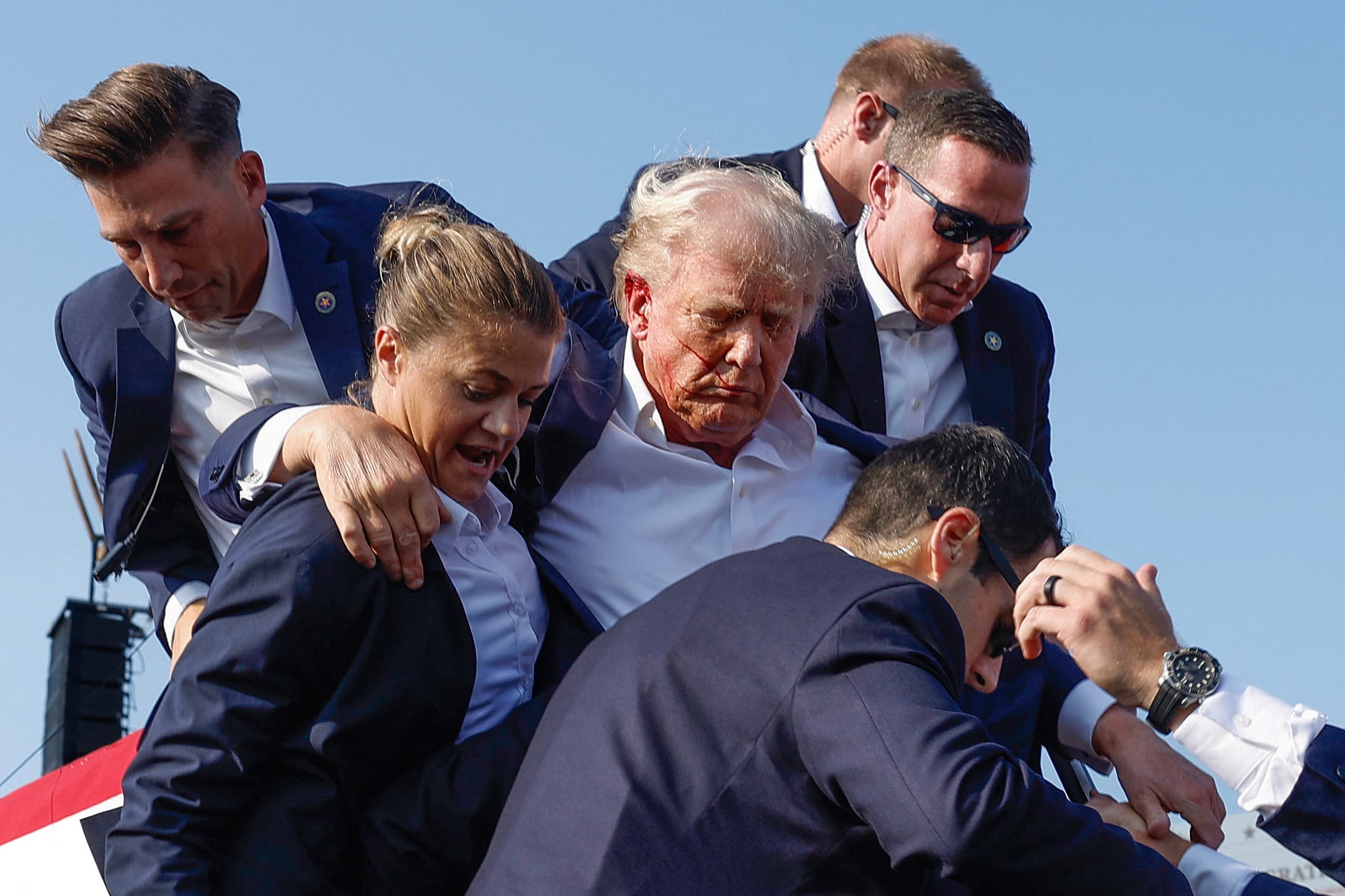 Conmoción en EE.UU.: disparan contra Donald Trump y lo hieren en un acto de campaña. AFP