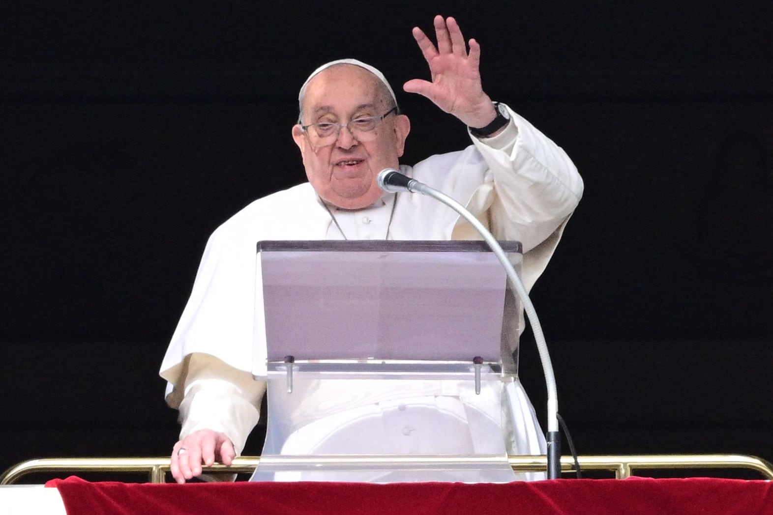 (ARCHIVO) El papa Francisco saluda a la multitud desde la ventana del palacio apostólico con vista a la Plaza de San Pedro durante la oración del Ángelus en el Vaticano el 2 de febrero de 2025. El papa Francisco hará su primera aparición pública el 22 de marzo de 2025 con una bendición y un saludo desde una ventana del hospital Gemelli de Roma, donde fue ingresado el 14 de febrero. (Foto de Tiziana FABI / AFP)