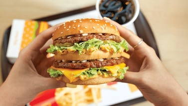 Índice Big Mac: el colón es la segunda moneda menos subvaluada frente al dólar