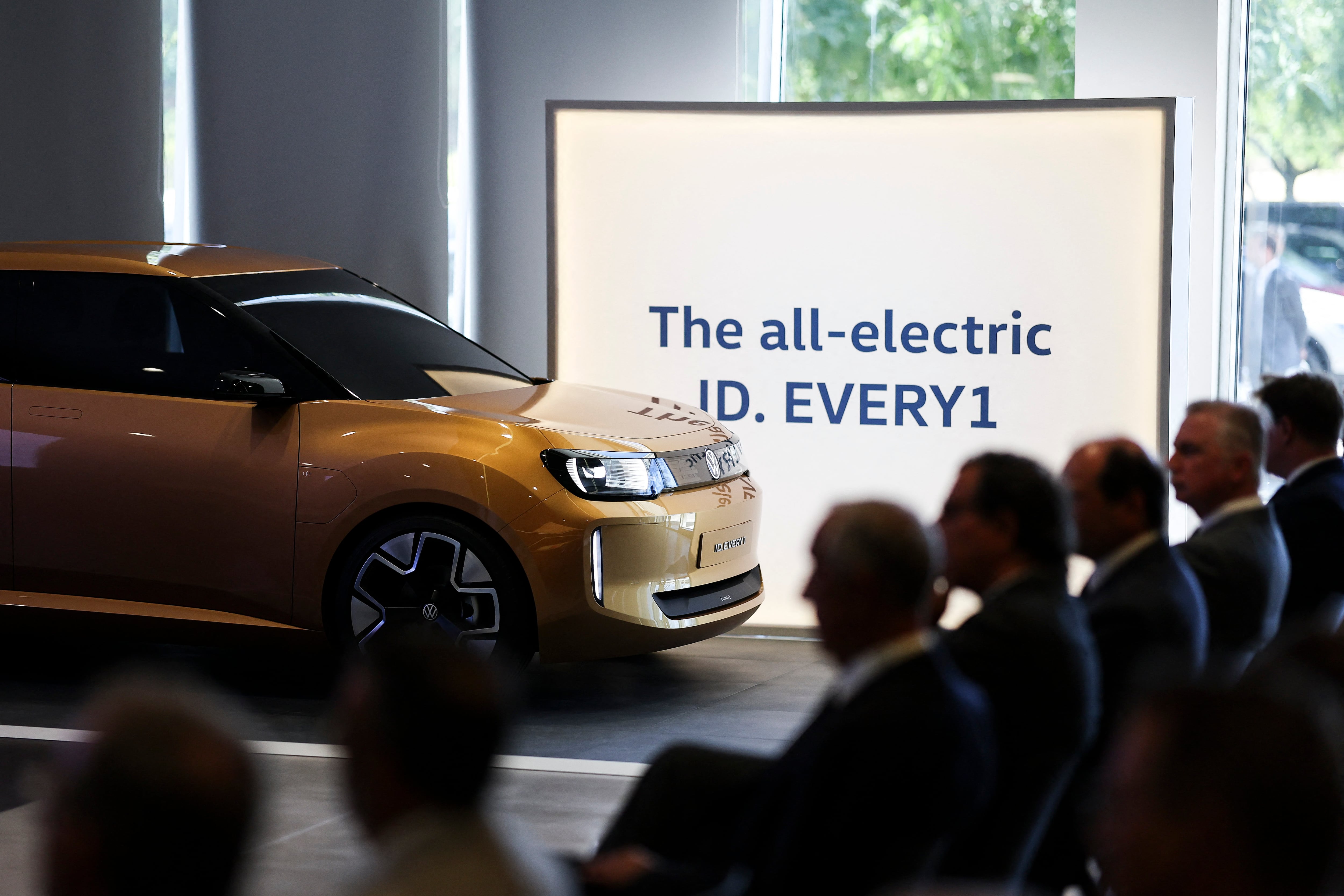 El automóvil eléctrico Volkswagen ID. EVERY1 se observa durante la ceremonia de acuerdo entre Volkswagen y el Gobierno de Portugal sobre la producción del ID. EVERY1 en las instalaciones de Volkswagen Autoeuropa en Palmela, el 19 de agosto de 2025