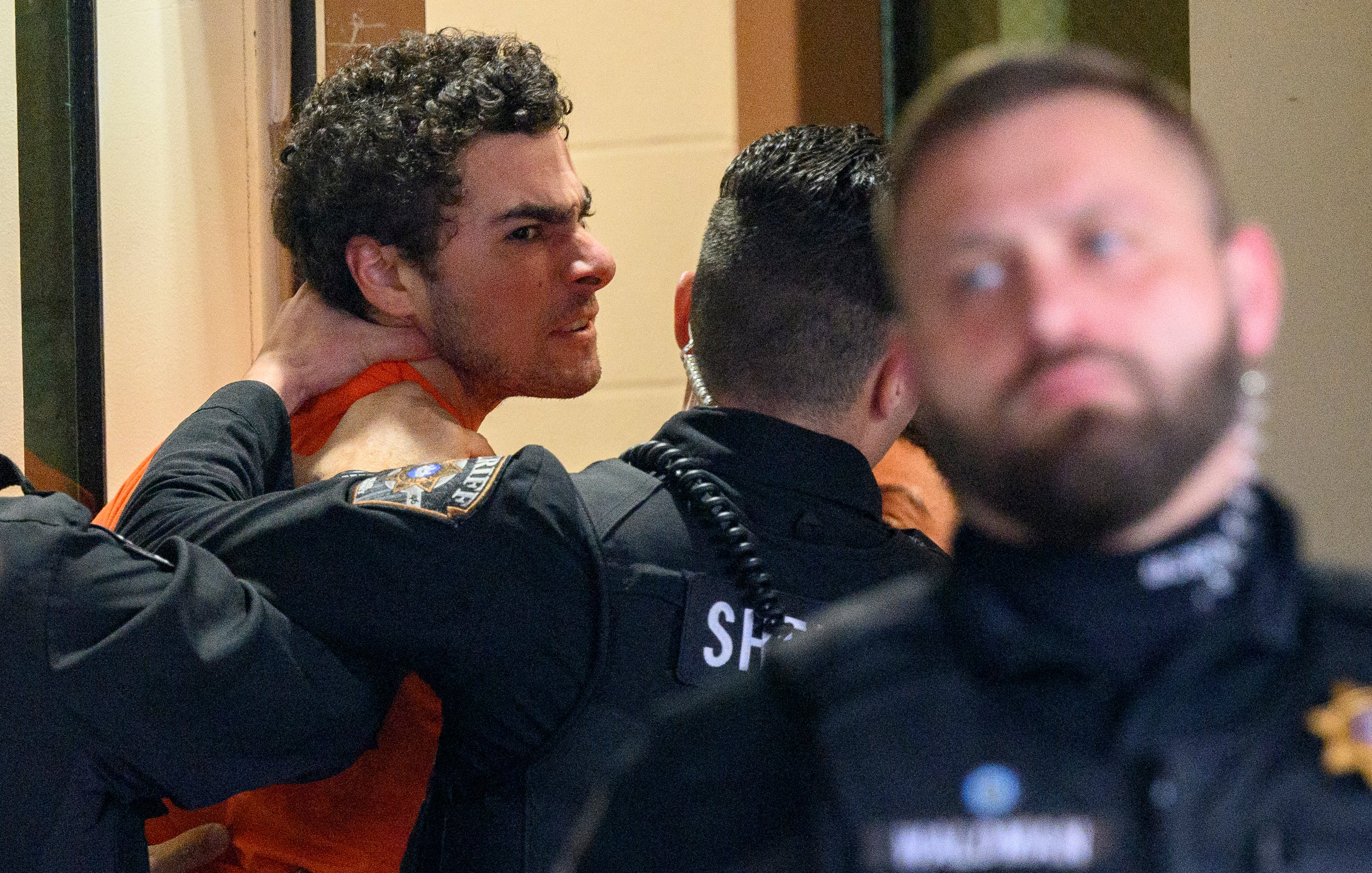 Luigi Mangione es llevado al juzgado del condado de Blair para una audiencia de extradición el 10 de diciembre de 2024 en Hollidaysburg, Pensilvania. Mangione ha sido procesado por cargos de armas e identificación falsa relacionados con el tiroteo fatal del director ejecutivo de United Healthcare, Brian Thompson, en la ciudad de Nueva York.