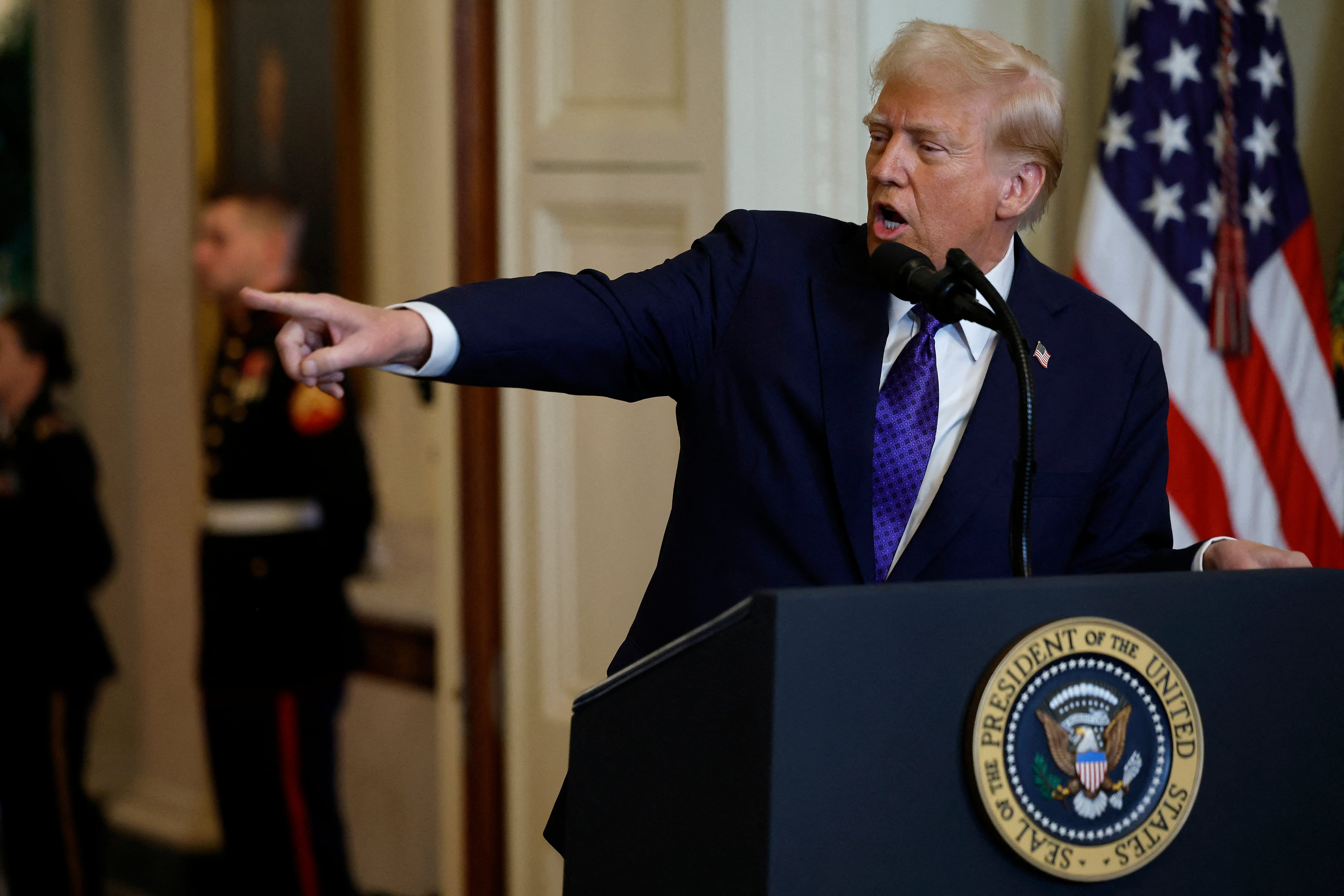 Donald Trump en conferencia de prensa en la Casa Blanca, anunciando nuevos aranceles del 10% a productos chinos.