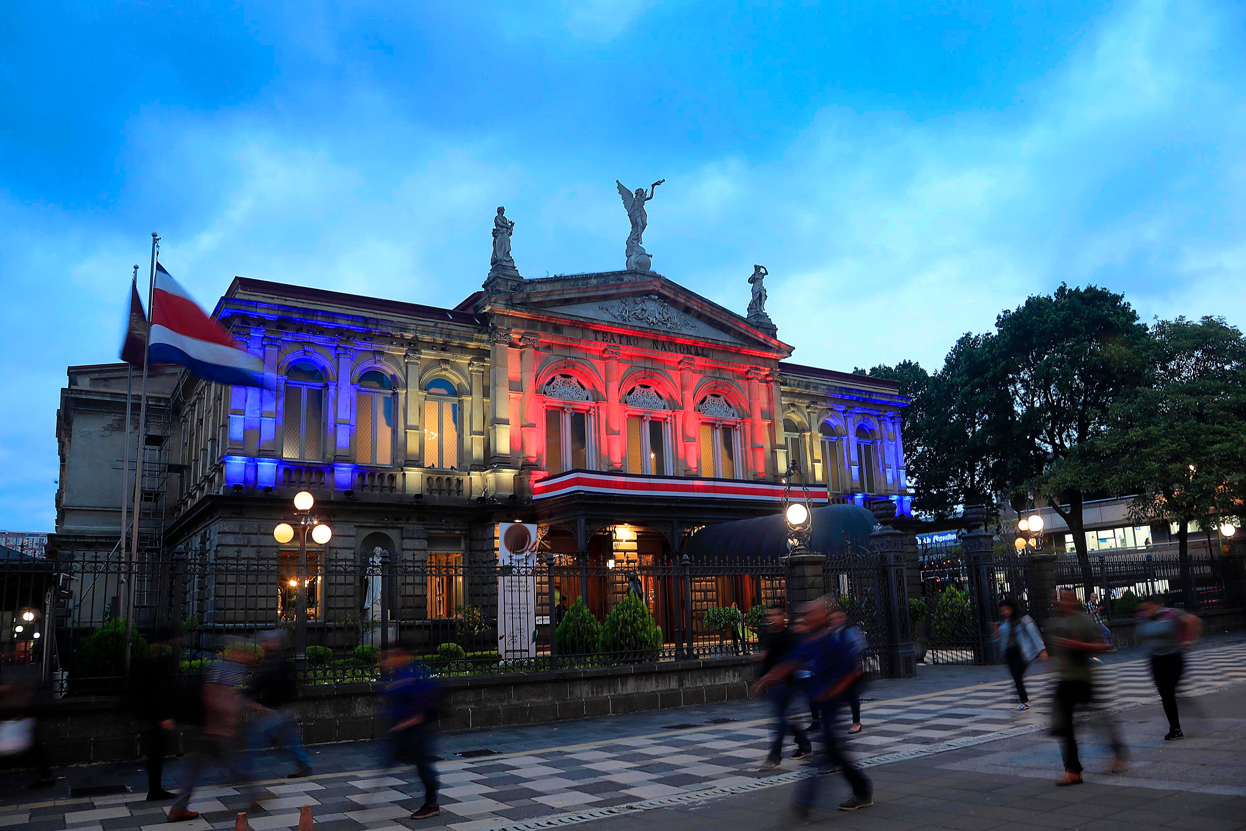 07/09/2023 San José. Teatro Nacional. También puede servir para notas relacionadas con edificios iluminados; patriotismo; arquitectura histórica; joya arquitectónica; cultura; monumento nacional; patrimonio histórico-arquitectónico; simbolo nacional.