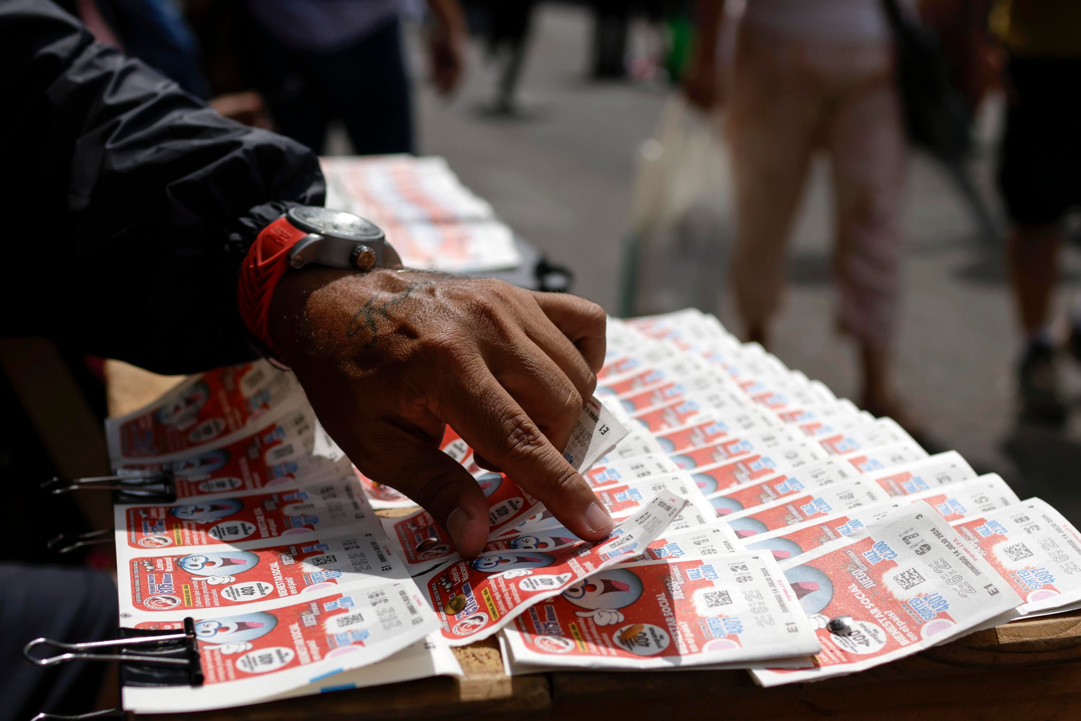 Recorrido por ventas de lotería en San José