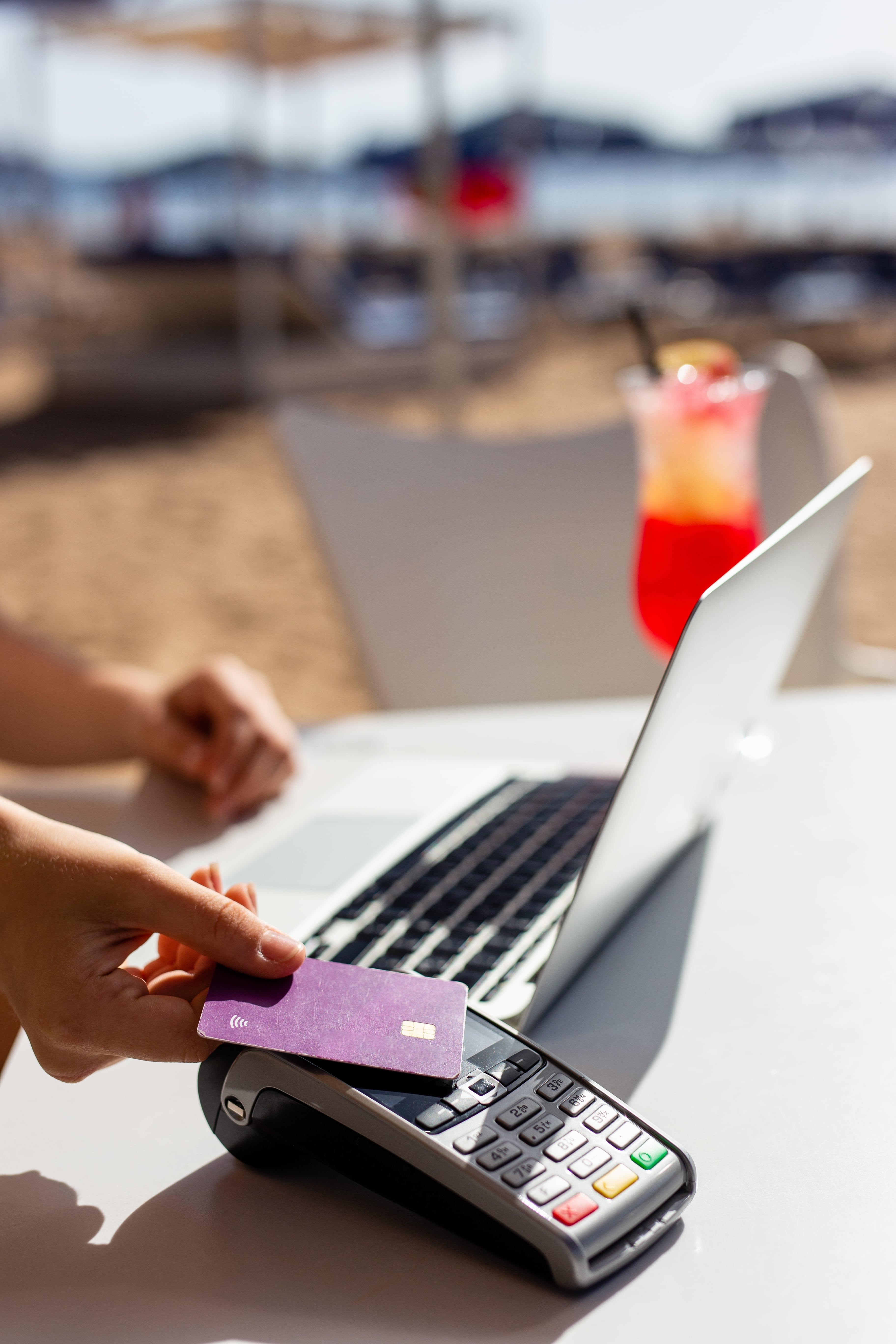 La posibilidad de que un comercio exija un monto mínimo para aceptar pagos con tarjeta —por ejemplo, ₡1.000 o ₡2.000— genera dudas frecuentes entre los consumidores.