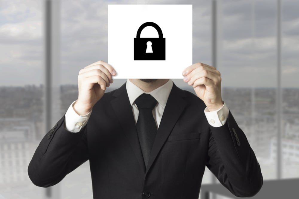 Persona con un candado en la cara para la protección de identidad