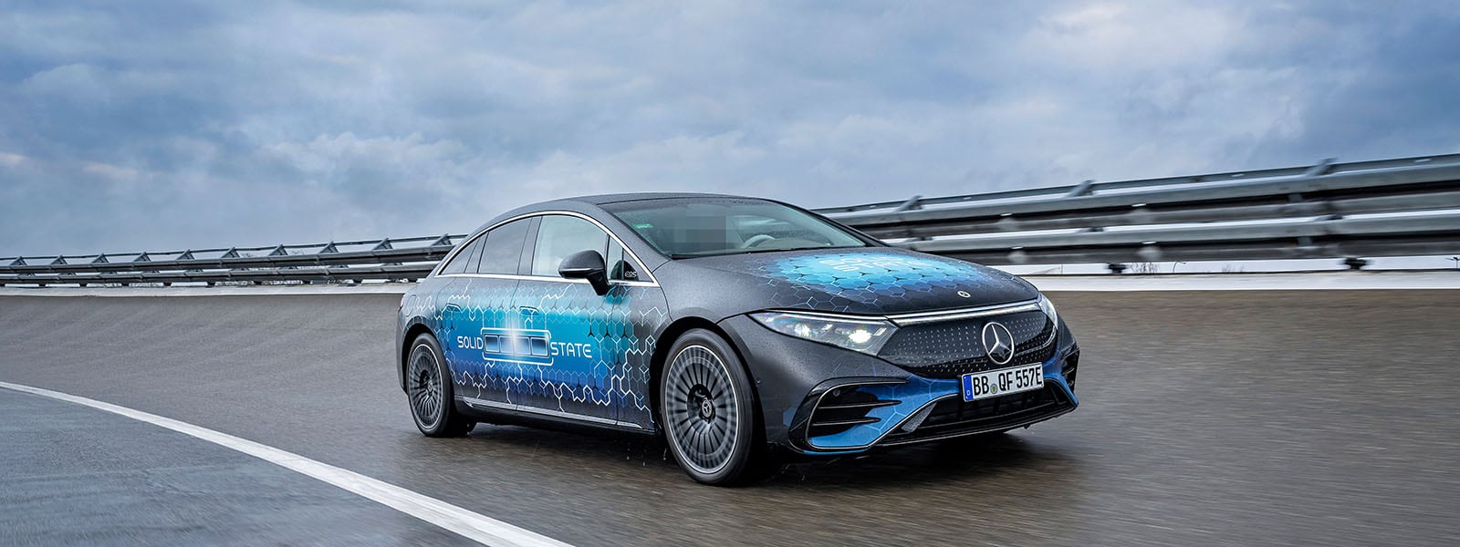 A principios de 2025, Mercedes-Benz realizó las primeras pruebas en carretera de un automóvil para pasajeros eléctrico propulsado por un prototipo de batería de estado sólido. El fabricante de automóviles prevé que la batería de última generación aumentará la autonomía del vehículo eléctrico a más de 620 millas (1.000 kilómetros).