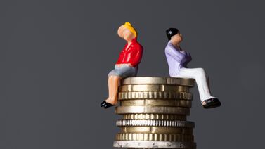 ¿Se obtienen más horas laborales e ingresos para el hogar en pareja? Depende