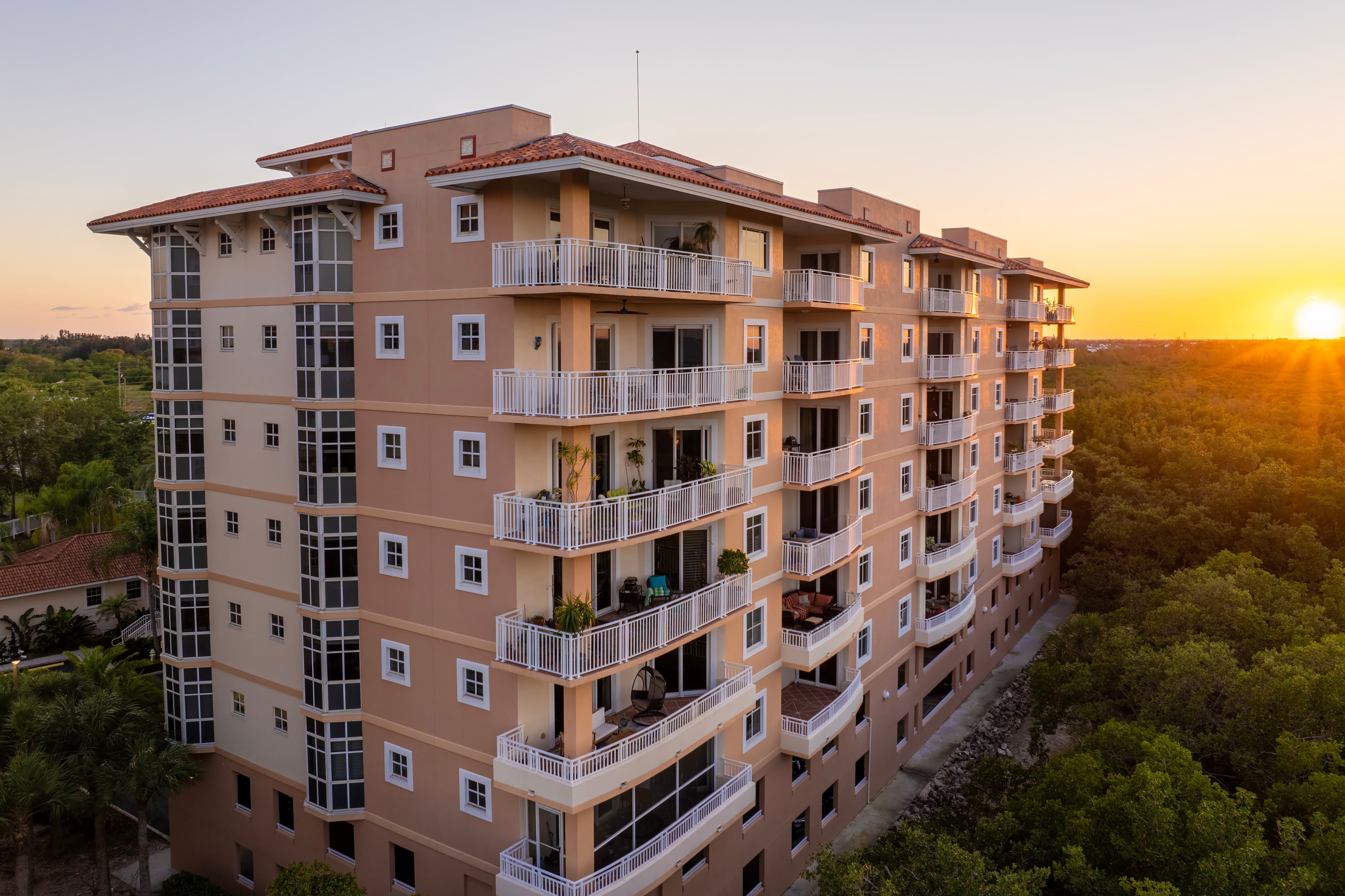 Condominios, apartamentos, Apartment,Residential,Condo,Building,In,Florida,Suburban,Area.,American,Condominium