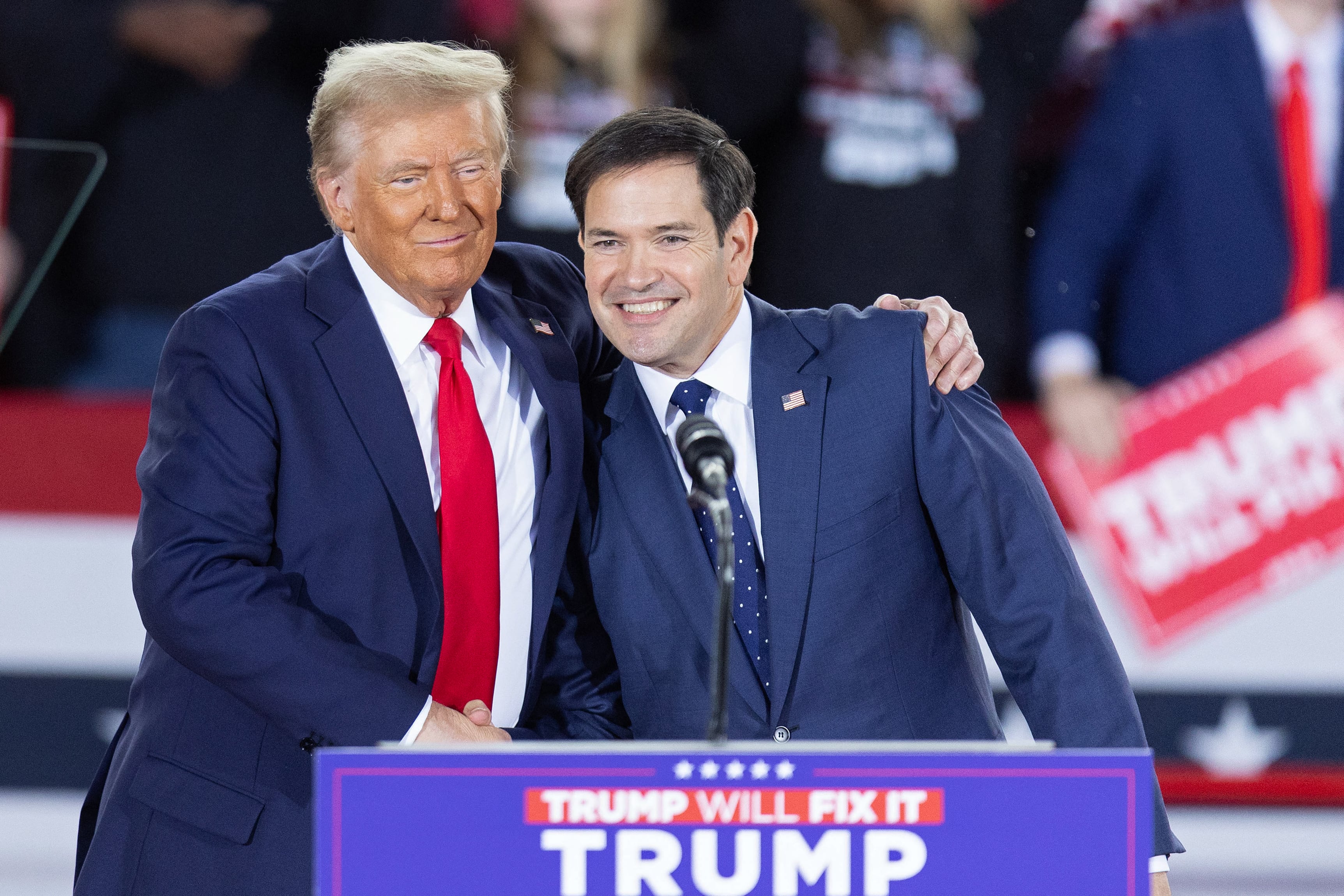 El expresidente de EE. UU. y presidente electo, Donald Trump, abraza al senador Marco Rubio en un mitin de campaña en Carolina del Norte. Trump oficializó el nombramiento de Rubio como secretario de Estado. Foto: Ryan M. Kelly / AFP
