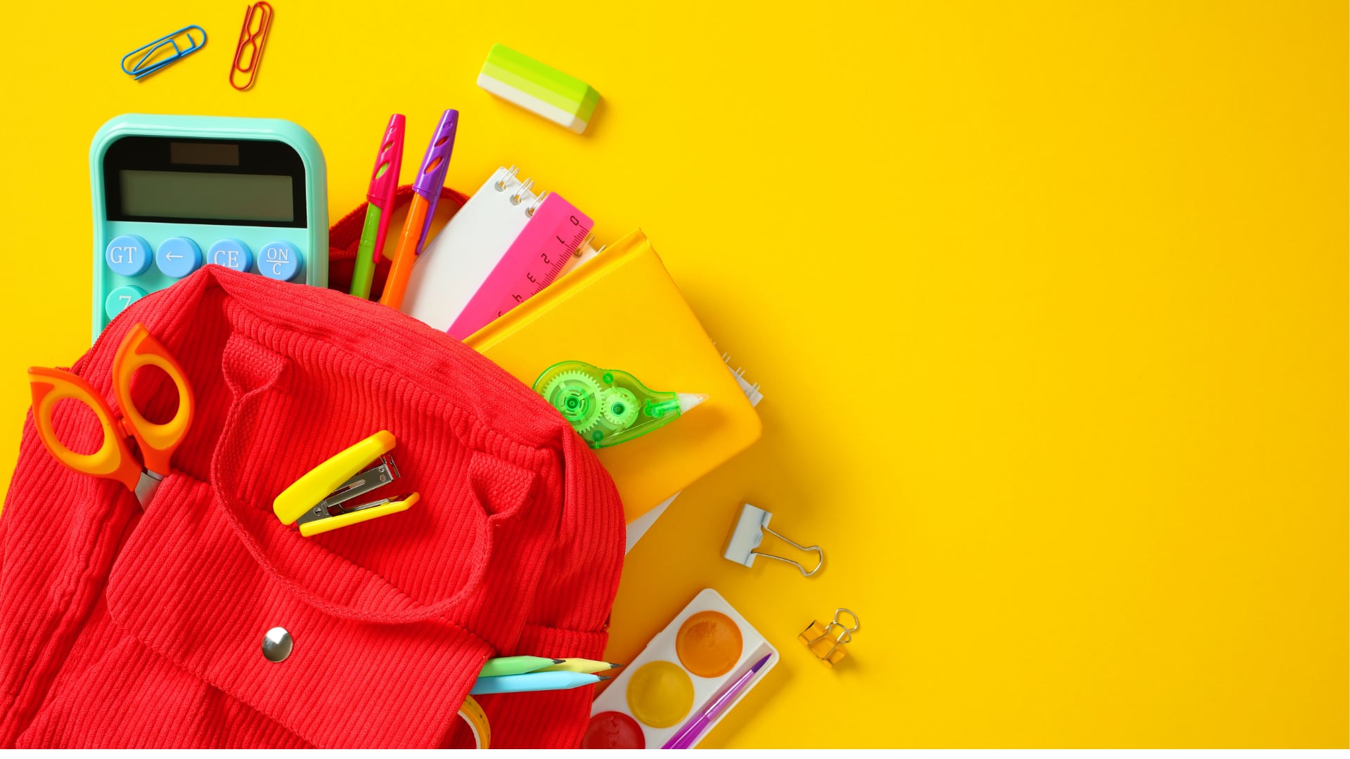 De regreso a clases, vuelta a las aulas, entrada a clases, nuevo curso lectivo. útiles escolares, salveque, mochila, lápices