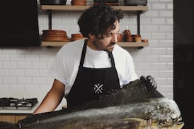 Atendía cenas en residencias de lujo y fue chef de un grupo de científicos de National Geographic en Polinesia; ahora tiene tres empresas de gastronomía y quiere expandir su negocio