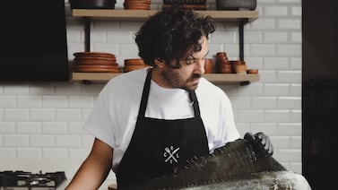 Atendía cenas en residencias de lujo y fue chef de un grupo de científicos de National Geographic en Polinesia; ahora tiene tres empresas de gastronomía y quiere expandir su negocio