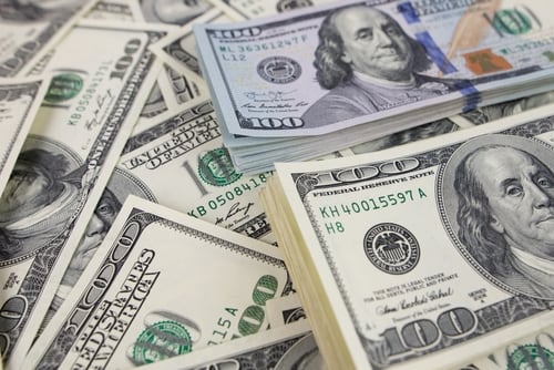 Billetes de dólares simbolizando el préstamo de $5.000 millones aprobado por la Asamblea Legislativa para títulos valores.