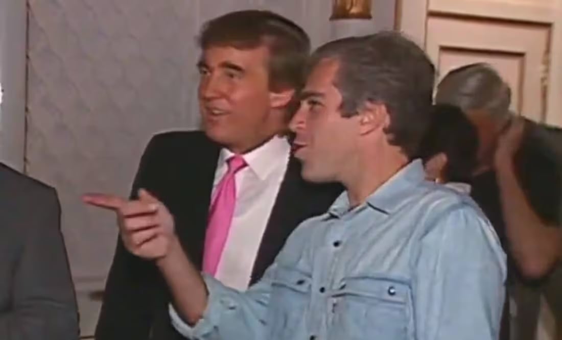 Imagen tomada del video donde se ve a Donald Trump y a Jeffrey Epstein. Fotografía: