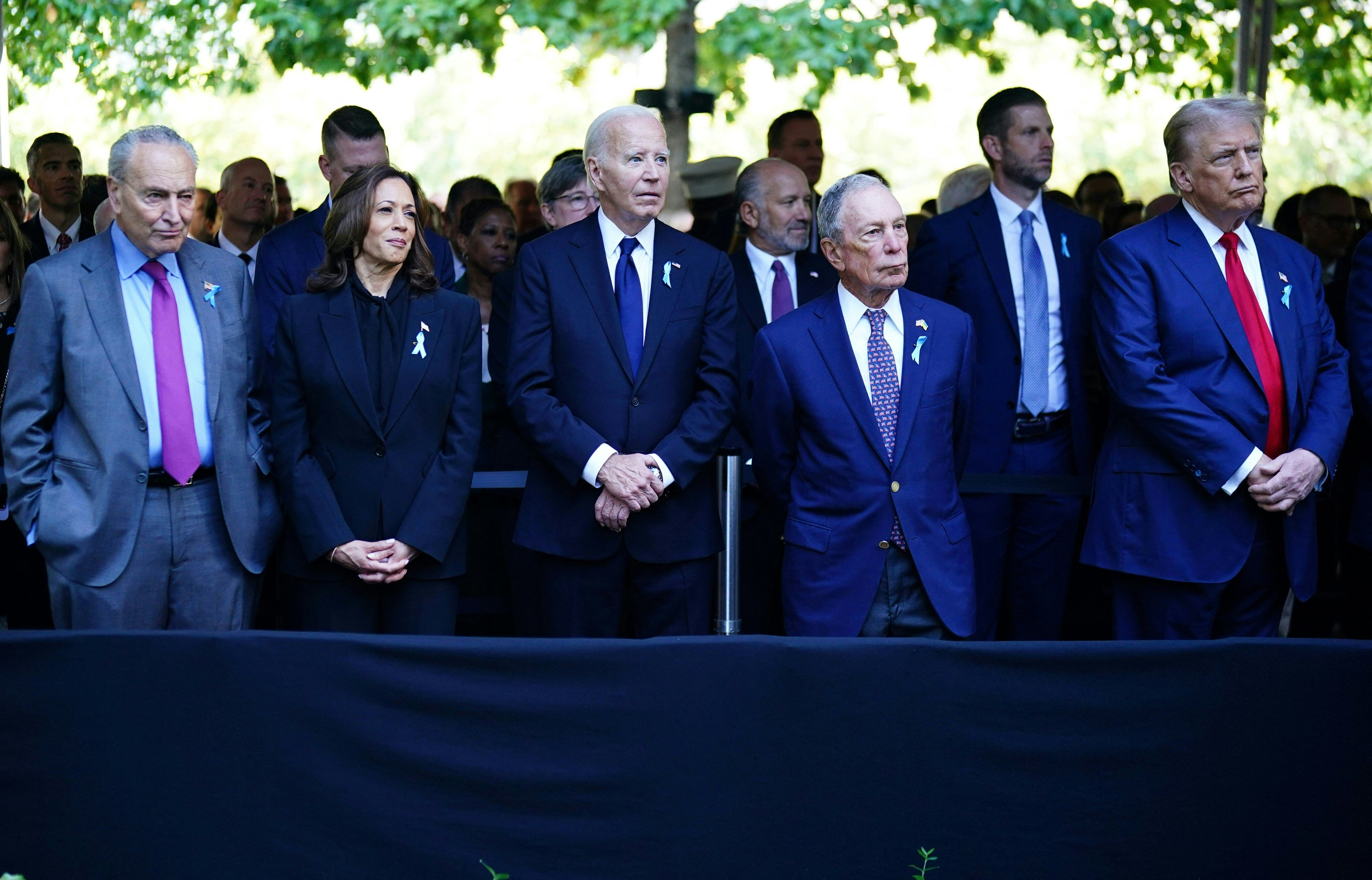 (De izq. a der.) El líder de la mayoría del Senado Chuck Schumer (demócrata por Nueva York), la vicepresidenta estadounidense y candidata presidencial demócrata Kamala Harris, el presidente estadounidense Joe Biden, el exalcalde de Nueva York Michael Bloomberg y el expresidente estadounidense y candidato presidencial republicano Donald Trump asisten a una ceremonia conmemorativa en el 23º aniversario del ataque terrorista del 11 de setiembre.