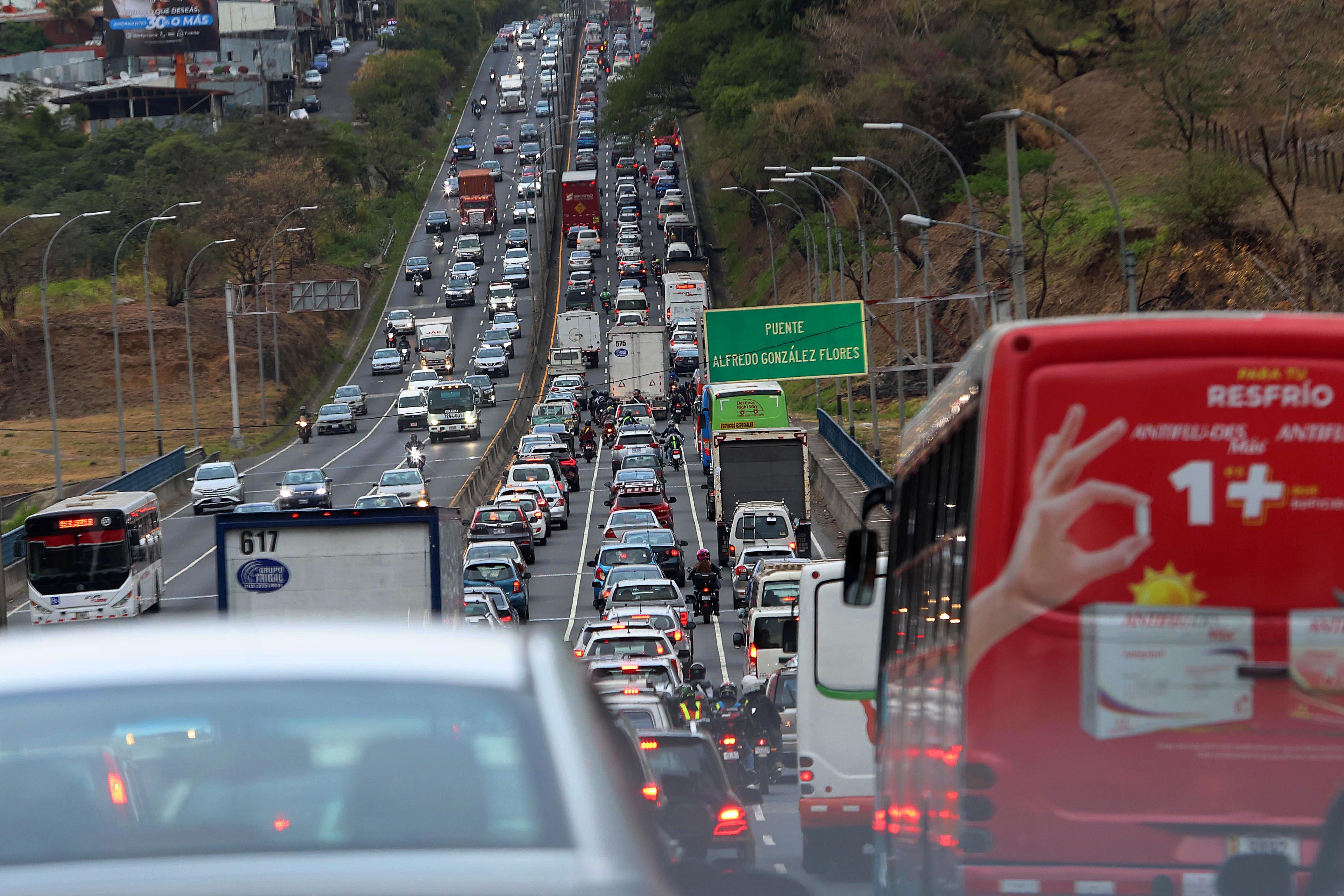 25/04/2024 Autopista General Cañas. Los usuarios de autobuses deben pasar horas en las unidades que se pegan en las presas y que, además, terminan siendo parte de ellas. Sobre todo en horas pico el tránsito se vuelve tremendamente denso y sufren las consecuencias conductores y pasajeros por igual. Foto: Rafael Pacheco Granados