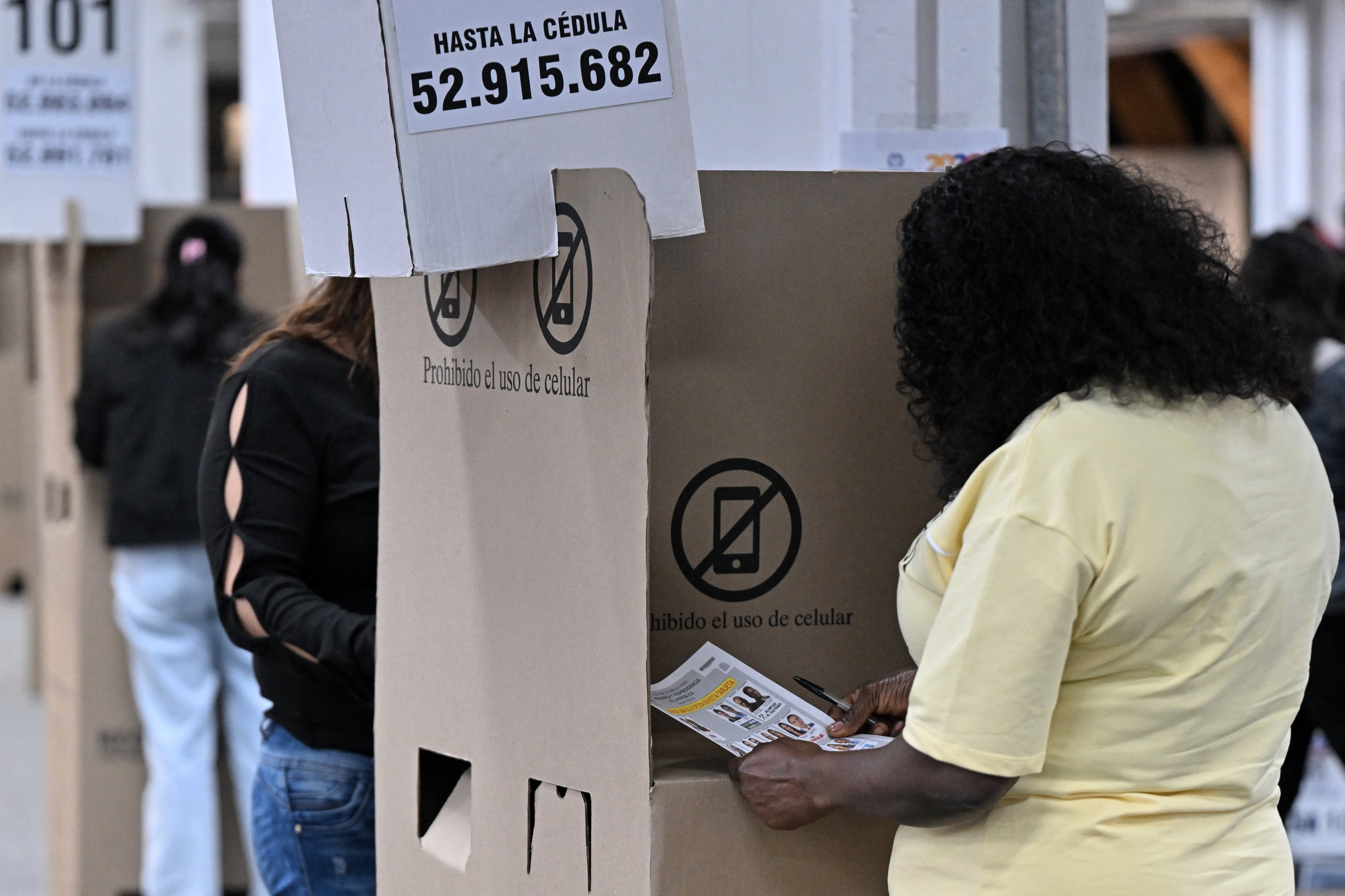 Una mujer deposita su voto en un centro de votación de Bogotá durante las elecciones presidenciales de Colombia, celebradas este 31 de mayo de 2026. Foto: AFP / Luis Acosta.