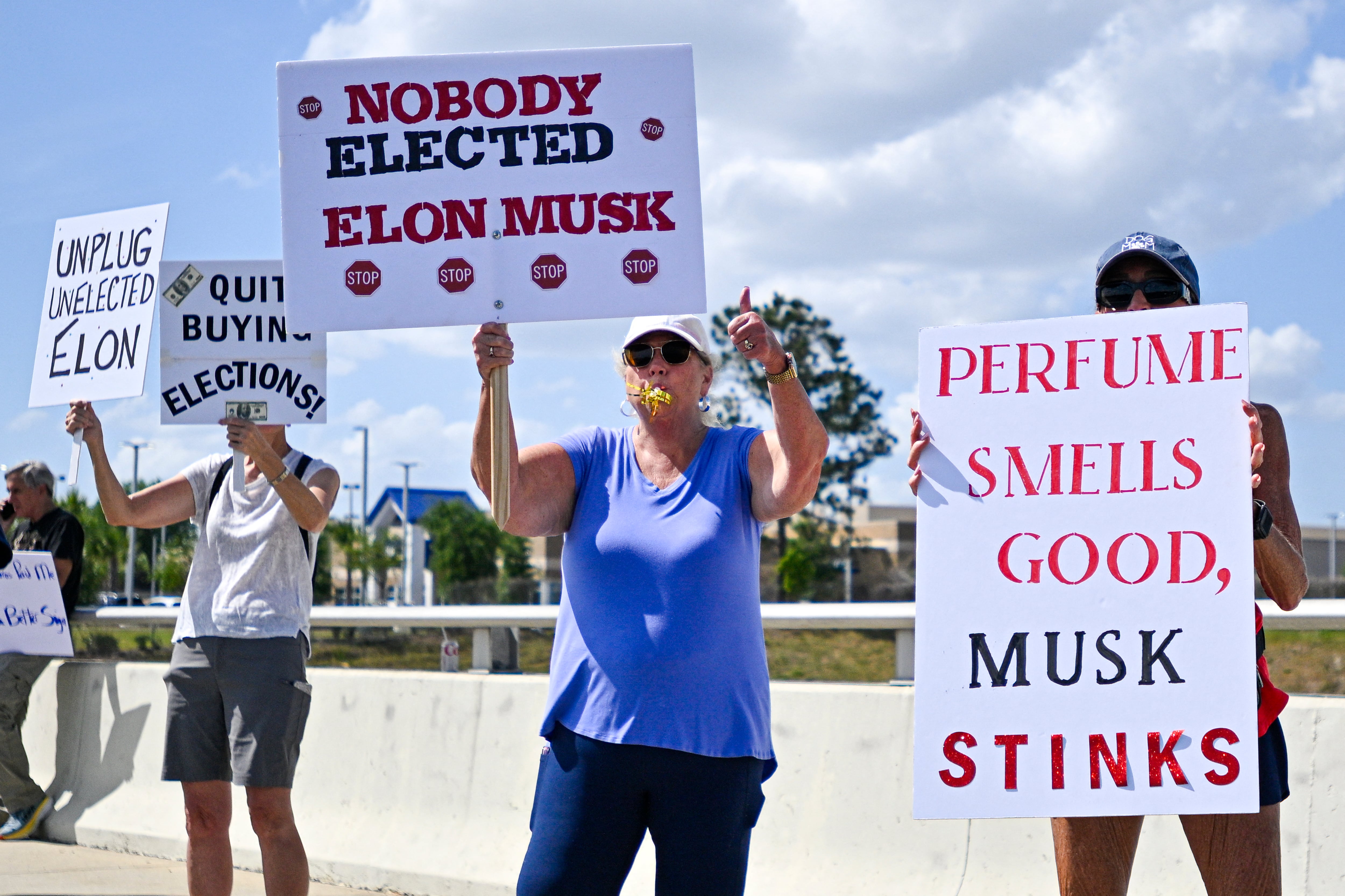 Protestas contra agencias y sucursales de Tesla se esparcen por Estados Unidos por la participación de Elon Musk en el gobierno.