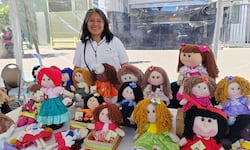 Confecciona muñecas de trapo como las que su mamá le regalaba, las vende en redes sociales y ferias y las quiere exportar a otros países
