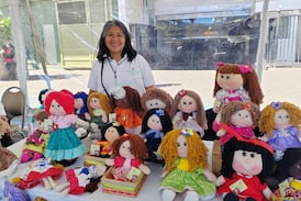 Confecciona muñecas de trapo como las que su mamá le regalaba, las vende en redes sociales y ferias y las quiere exportar a otros países