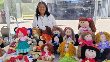 Confecciona muñecas de trapo como las que su mamá le regalaba, las vende en redes sociales y ferias y las quiere exportar a otros países