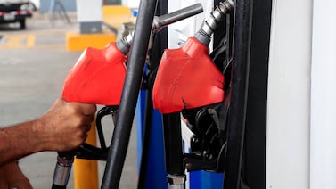La paradoja del petróleo: por qué una caída global no siempre se traduce en un alivio inmediato para su bolsillo