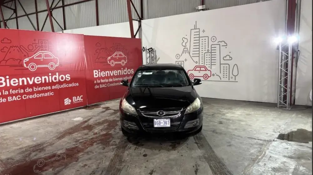 Jac J5 2013 (placa BGD361), un sedán a gasolina de 1.499 c.c.