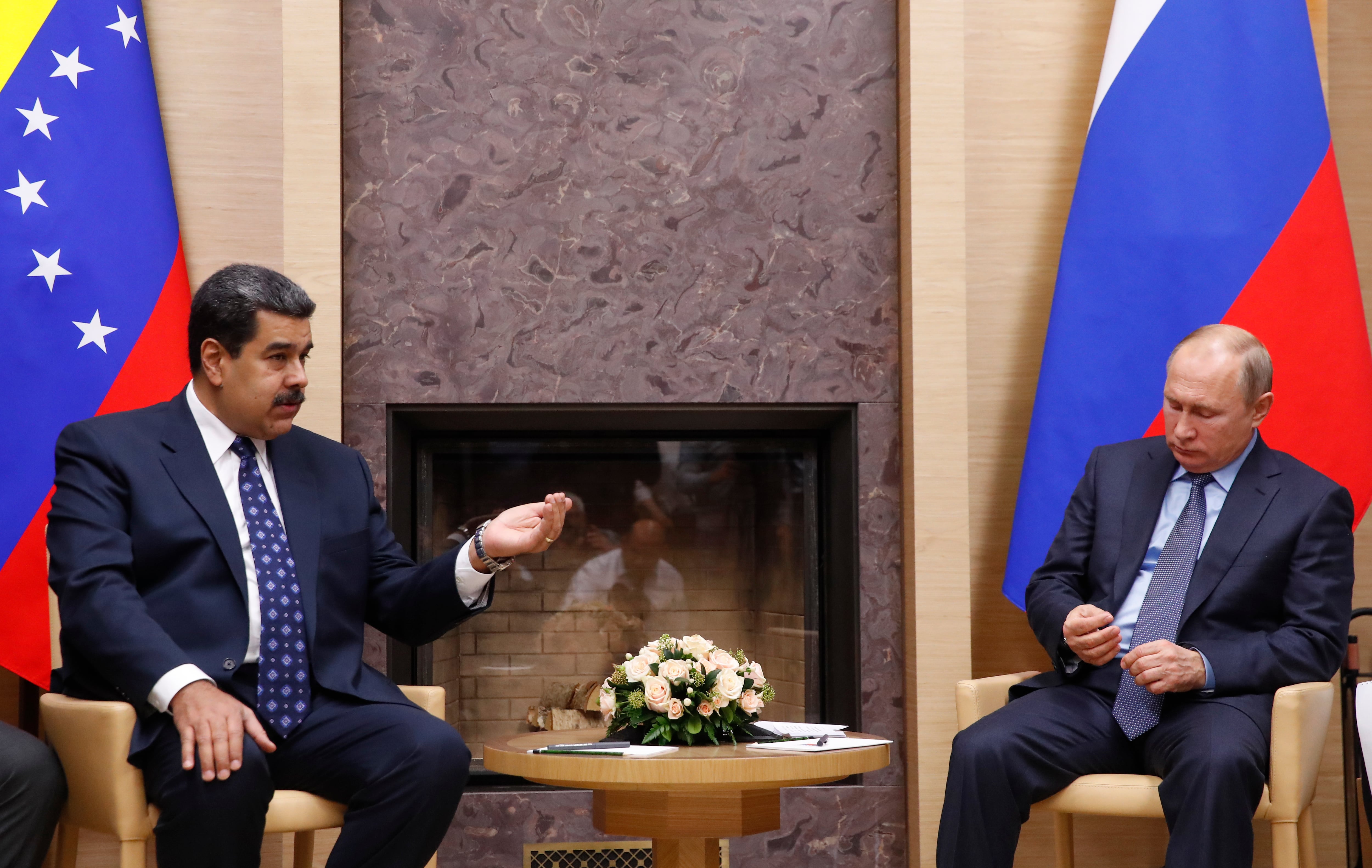 Vladimir Putin, gobernante en Rusia, y Nicolás Maduro, dictador en Venezuela, conversaron en el año 2017 en una visita del venezolano a Moscú. Foto: AFP