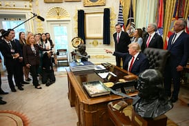 Principales cadenas de TV de Estados Unidos suspenden cobertura conjunta de Trump tras veto a CNN