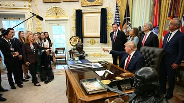 Principales cadenas de TV de Estados Unidos suspenden cobertura conjunta de Trump tras veto a CNN