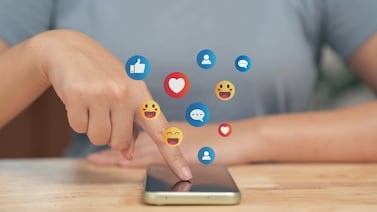 Un vocabulario más simple y polarización; esto encontró un estudio de 30 años de publicaciones en Internet