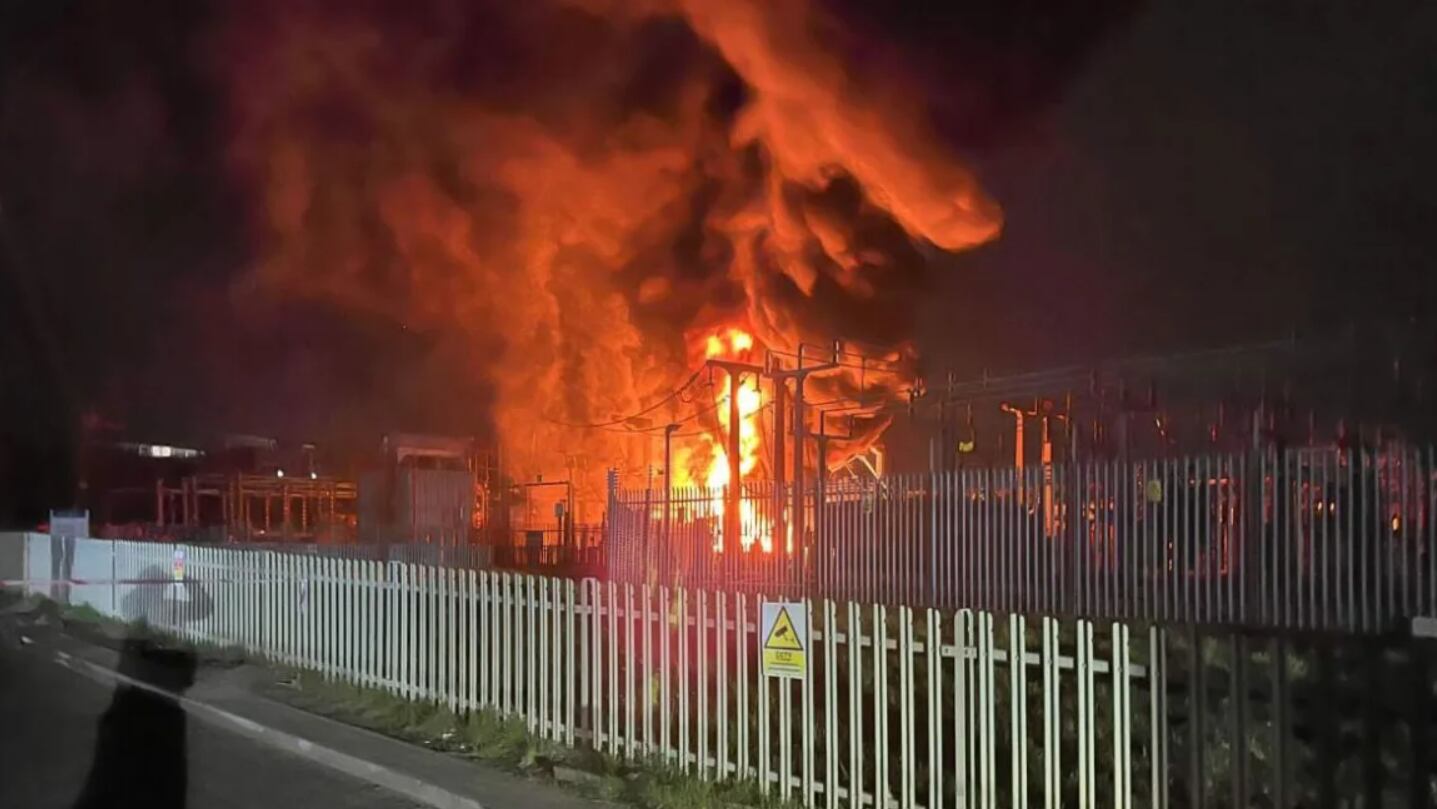 Incendio en una subestación eléctrica de Londres, el cual afectó la corriente del aeropuerto de Heathrow en Londres, Inglaterra.