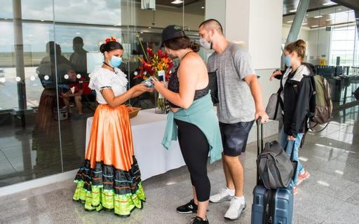 Un grupo de 145 pasajeros arribaron al aeropuerto Daniel Oduber, en Liberia, en un vuelo de la aerolínea Southwest, desde Houston, este domingo 6 de junio. Foto: Cortesía ICT