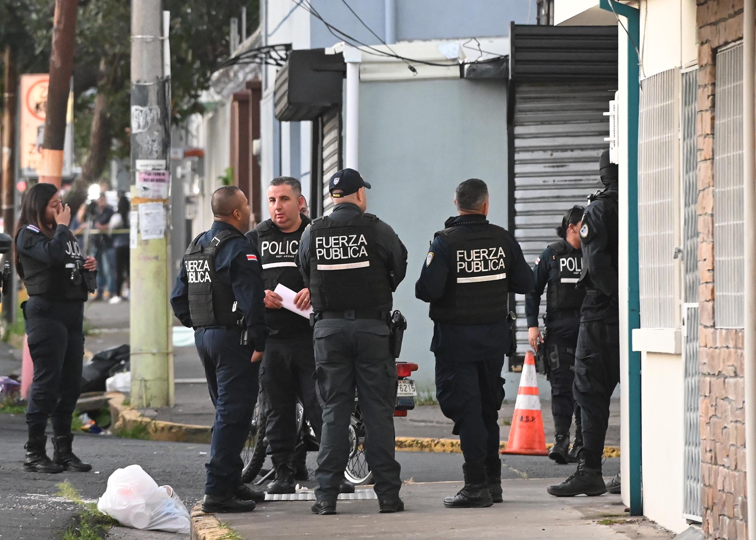 15 de julio del 2025. Barrio González Lahman. 18:00 hrs. El OIJ en coordinación con la Fuerza Pública realiza la recolección de indicios en la escena del crimen de un homicidio ocurrido en el barrio González Lahman estar tarde a las 4:15 minutos. En la escena fueron capturados dos sospechosos y decomisadas dos armas de fuego. En la foto: Autoridades del OIJ y la Fuerza Púbica investigan la escena del crimen. Foto: Albert Marín
